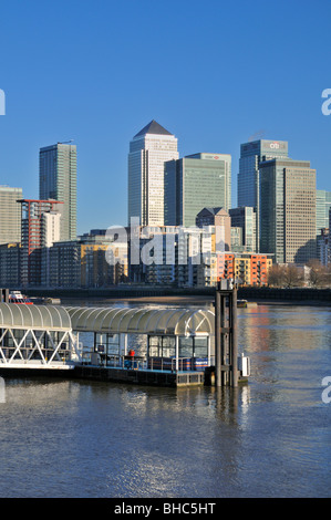 Grönland-Pier-Steg mit Blick auf Canary Wharf, Rotherhithe, Surrey Quays, London SE16, Vereinigtes Königreich Stockfoto