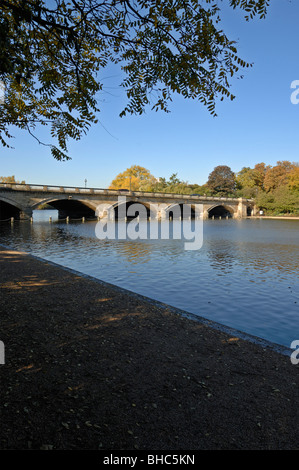 Serpentine Brücke zwischen Hyde Park und Kensington Gardens, Hyde Park, West London, Vereinigtes Königreich Stockfoto