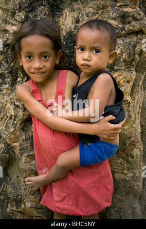 Timoresische Mädchen Fürsorge für ihr Baby-Bruder in Höhenlagen über Ost-Timor Dili Stockfoto