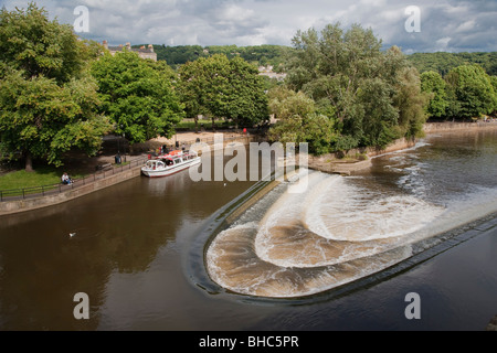 WEHR AM FLUSS AVON NR PULTNEY BRÜCKE BAD MIT AUSFLUGSSCHIFF Stockfoto