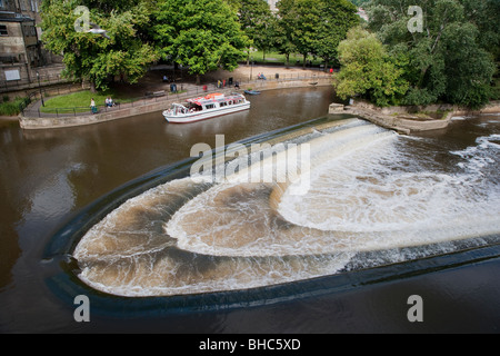 WEHR AM FLUSS AVON NR PULTNEY BRÜCKE BAD MIT AUSFLUGSSCHIFF Stockfoto