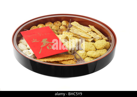 Chinesisches Neujahr-Snack-Fach mit Zusammenstellung der Cookies und rote Päckchen Stockfoto