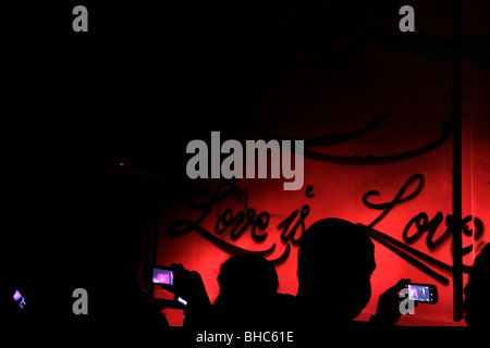 Menschen, die Aufnahme von Bildern auf ihren Mobiltelefonen einer Performance in Birmingham Repertory Theatre Stockfoto