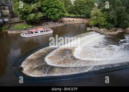 WEHR AM FLUSS AVON NR PULTNEY BRÜCKE BAD MIT AUSFLUGSSCHIFF Stockfoto