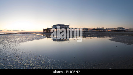 Worthing Pier gestrandet auf dem Sand bei Ebbe, Worthing, West Sussex, UK Stockfoto