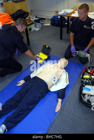 Merseyside Feuerwehrleute unterziehen Übungen in der Medizin- und Sanitäter in einem Klassenzimmer Stockfoto