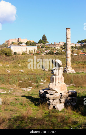 Ruinen von der Artemis-Tempel in der Nähe von Ephesus, Türkei, mit Isa Bey Moschee im Hintergrund Stockfoto