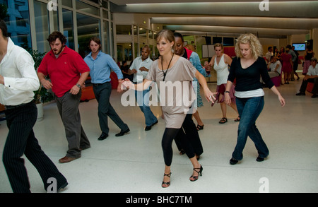 Paris, Frankreich, Gruppe moderner Tänzer, Teens Learning to Dance Salsa, Line Dancing, Instructor Stockfoto