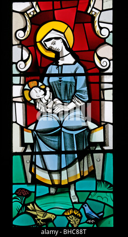 Ein modernes Glasfenster, die Darstellung der Jungfrau Maria und Jesuskind von Harry Harvey, Str. Marys Kirche, Leake, North Yorkshire Stockfoto