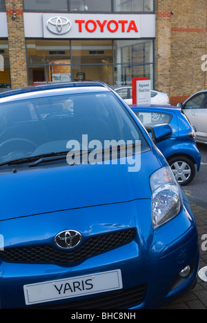 Toyota erinnern Autos wegen Einbruch in den Verkäufen unverkaufte Autos auf Vorplatz. London Showroom UK Februar 2010 HOMER SYKES Stockfoto