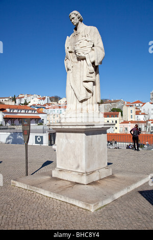 Miradouro Das Portas do Sol (Belvedere / Terrasse) mit Sao Vicente Statue und Alfama Dächer. Lissabon, Portugal. Stockfoto