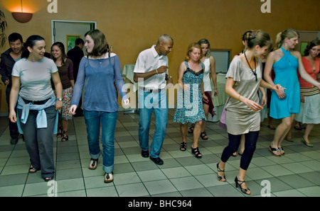 Paris, Frankreich, Gruppe französischer Teenager, die lernen, auf einer Party Salsa zu tanzen, Line Dancing mit dem Lehrer, frankreichs Menge ist vielfältig, Partyleute verschiedener Kulturen Stockfoto