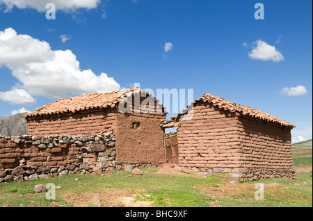 Adobe-Häusern in Maragua, Jalqa indigenen Gemeinschaft in Bolivien, in der Nähe von Sucre. Jalqa sind Quechua sprechende Menschen. Stockfoto