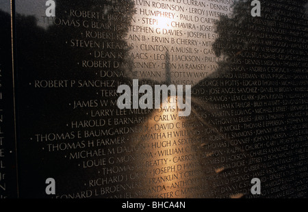 Die Namen der getöteten am Washington DC Vietnam Memorial sind gegen eine erhebt sich über dem Washington Memorial herausgesucht. Stockfoto