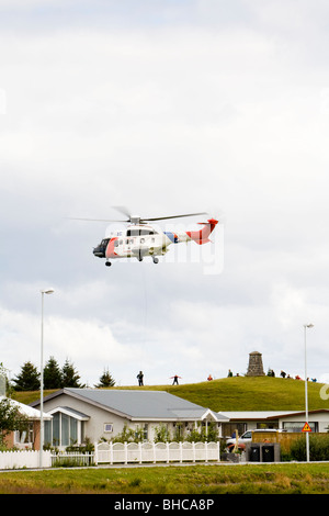 Helikopter FromThe, die isländische Küstenwache Vogar in Vatnsleysustrond, Island überfliegt. Stockfoto