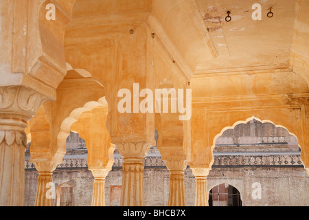 Detail der dekorativen Säulen im Fort Amber in Jaipur, Rajasthan, Indien Stockfoto