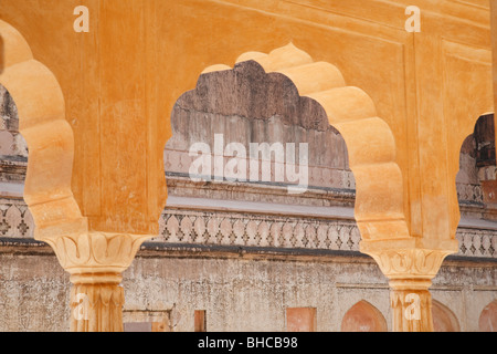 Detail der dekorativen Säulen im Fort Amber in Jaipur, Rajasthan, Indien Stockfoto