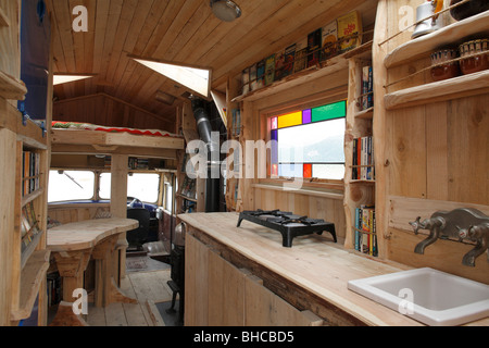 Heidekraut und Ivan Morison des Sci-Fi-Bibliothek in einem hölzernen Anhänger Stockfoto