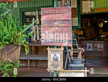 Alten Fotostudio mit einem Gemischtwarenladen mit Reliquien, Reste, Reste, und Souvenirs im berühmten Township von Pilgrims Rest. Stockfoto