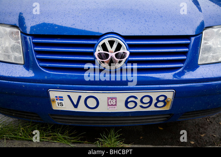 Sonnenbrille auf ein Auto. Stockfoto