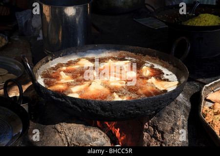 Ein Straßenverkäufer, der Samosas in Indien braten wird Stockfoto