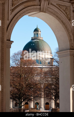 Münchner Staatskanzlei oder Staatskanzlei gesehen durch Bogen der Göttin Diana Denkmal im Hofgarten. Deutschland. Stockfoto