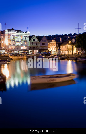 Dartmouth Quay (bekannt als „The Boat Float“) und das Royal Castle Hotel in Dusk, Dartmouth, Devon, England, Großbritannien Stockfoto