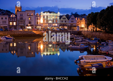 Dartmouth Quay (bekannt als „The Boat Float“) in Dusk, Dartmouth, South Hams, Devon, England, VEREINIGTES KÖNIGREICH Stockfoto