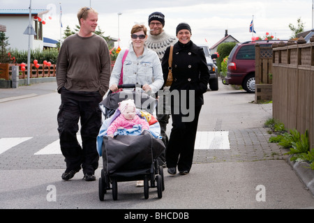 Freunde zur Teilnahme an Familientag gefeiert wird in Vogar in Vatnsleysustrond, Island. Stockfoto