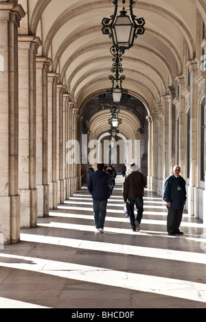 Arkaden von der Praça Comércio in Lissabon, Portugal. Stockfoto