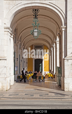 Café Martinho da Arcada in Praça Comercio Lissabon, Portugal. Dies ist das älteste Café der Hauptstadt und sehr berühmt. Stockfoto