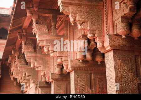 Detail der dekorierten Säulen von Agra Fort in Uttar Pradesh, Indien Stockfoto