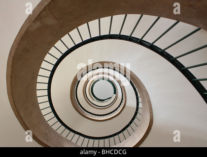 Abstrakte Wendeltreppe in Straßburg Hotel in Frankreich Stockfoto