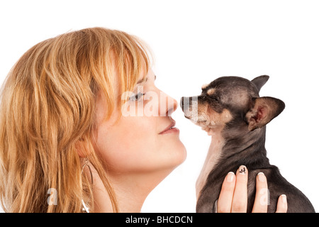 Porträt einer jungen blonden Dame mit ihrem Chihuahua hautnah Stockfoto