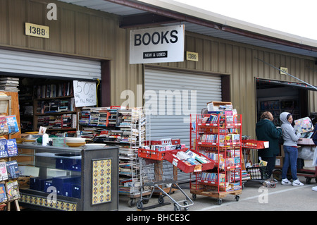 Gebrauchte Bücher zum Verkauf an Traders Village - der größte Flohmarkt in Texas, Grand Prairie, Texas, USA Stockfoto