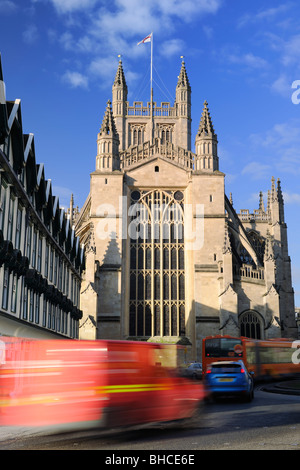 Stadtverkehr - eine Reihe von Fahrzeugen fahren Sie vorbei an der historischen Abtei in Bath, Somerset - England Stockfoto