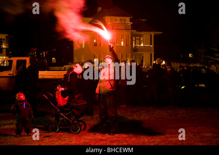 Familie auf New Years Eve, Vater hält eine Fackel. Aegissida, Reykjavik Island Stockfoto