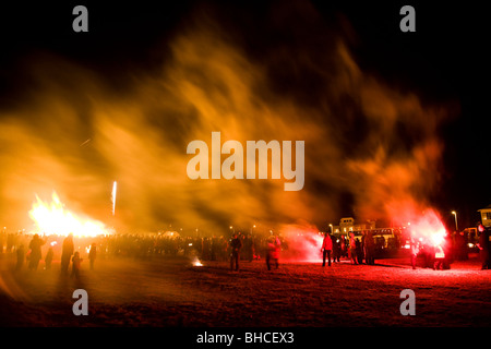 Feuerwerk und ein Lagerfeuer an Silvester. Aegissida, Reykjavik Island Stockfoto