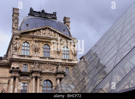 Außenseite des Louvre und Glaspyramide Stockfoto