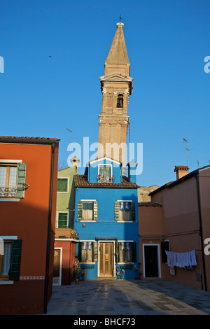 Typische Straßenszene von Burano, Venedig, mit schiefen Kirchturm, Italien. Stockfoto