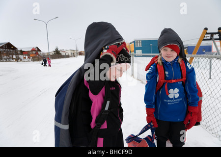 ASTA (8) und Borghildur (7) auf dem Heimweg von der Schule. Vopnafjordur, Ostisland. Stockfoto