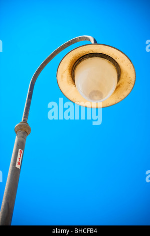 Laternenpfahl mit blauem Himmel Stockfoto