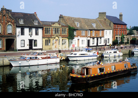 St. Ives Cambridgeshire Huntingdonshire Kai Fluss Ouse englische britische Flüsse Stadt Städte am Fluss Boote Kahn Kähne Stockfoto