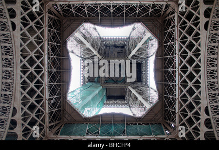 Eiffel-Turm von unten Stockfoto