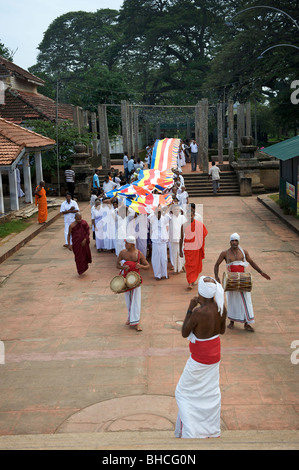 Eine traditionelle buddhistische Parade am Ruwanweliseya Dagoba Anuradhapura Sri Lanka Stockfoto