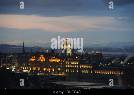 (Ehemals North British) Balmoral Hotel, Edinburgh, Scotland, UK, bei Einbruch der Dunkelheit im Winter. Stockfoto