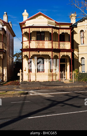 Architektur / Reihenhaus befindet sich in einem Vorort von Flemington / Melbourne Victoria Australien. Stockfoto