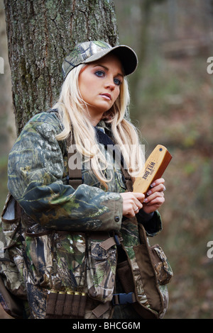 JUNGE FRAU 21 Y.O WEIBLICHE TÜRKEI HUNTER IN CAMOFLAUGE SCHROTFLINTE Stockfoto