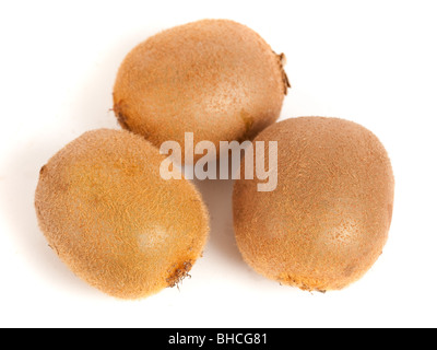 Nahaufnahme von drei ganze Kiwi-Früchte isoliert auf weißem Hintergrund Stockfoto