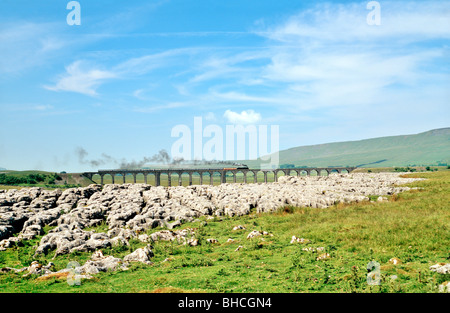Dampflok Eisenbahn Motor kreuzt der Ribblehead-Viadukt in die Kalksteinlandschaft der Yorkshire Dales National Park, England Stockfoto